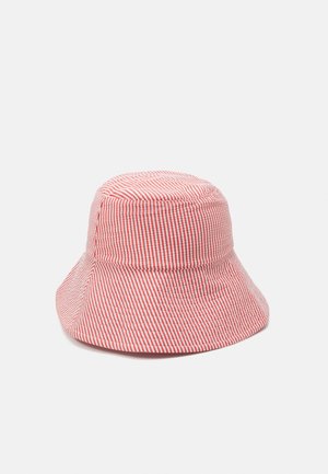 Rood-wit gestreepte stoffen bucket hat met een brede, naar beneden hellende rand op een effen achtergrond.
