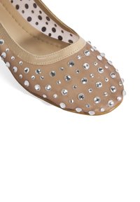 Ballerines nudes en maille, avec un bout rond et une finition en cuir lisse, ornées de strass transparents et d'une doublure à pois.