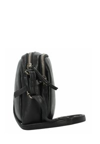 Borsa a tracolla in pelle nera con forma rettangolare, chiusura con zip, tracolla regolabile e superficie testurizzata.