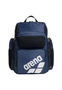 Marineblå rygsæk med netlomme, flere lynlåskompartments og stort hvidt "arena" logo på forsiden. Fremstillet af holdbart stof.