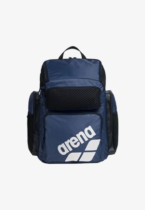 Marineblauwe rugzak met een gaasvak, meerdere zakken met rits en een groot wit "arena" logo aan de voorkant. Gemaakt van duurzaam materiaal.