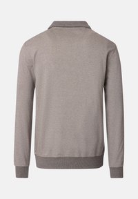 Langarm, hellbrauner Strickpullover mit gerippten Bündchen und Saum, von hinten auf einem schlichten Hintergrund präsentiert.