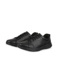 Scarpe da ginnastica nere con lacci, realizzate in pelle texture con suola leggermente curvata e un marchio sottile di lato.