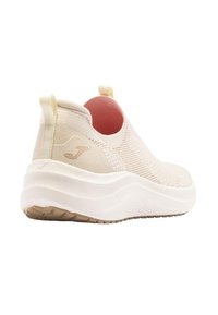 Sneaker beige senza lacci con tomaia in maglia testurizzata, collo imbottito, intersuola di colore chiaro e suola in gomma con un motivo rigato.