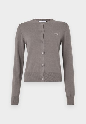 Sivi pleteni kardigan s dugim rukavima, rebrastim manšetama i rubom, s okruglim izrezom i kopčanjem na gumbe. Na prsima je izvezen logo "2ND".