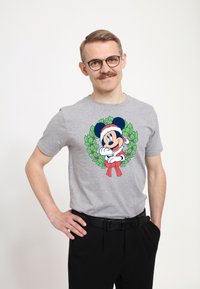 Henry Tiger MICKEY & FRIENDS MICKEY CHRISTMAS WREATH UNISEX - Camiseta estampada - melange grey