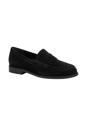 Zwarte suède loafer met lage hak, mocassinnaad en pennyriem over de wreef, afgebeeld op een witte achtergrond.
