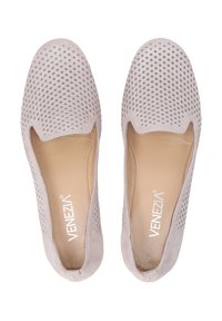 Lichtgrijze instap schoenen met geperforeerd bovendeel, ronde neus en een gladde binnenvoering. Heeft een minimalistisch ontwerp zonder hardware.