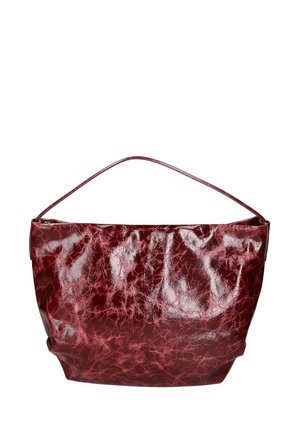 Sac à main bordeaux en matériau brillant et texturé avec une poignée courbée. Présente un design souple et non structuré.