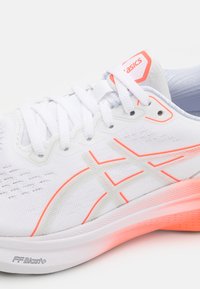 ASICS GEL-KAYANO 30 - Tenisice za cestovno trčanje - white/sunrise red