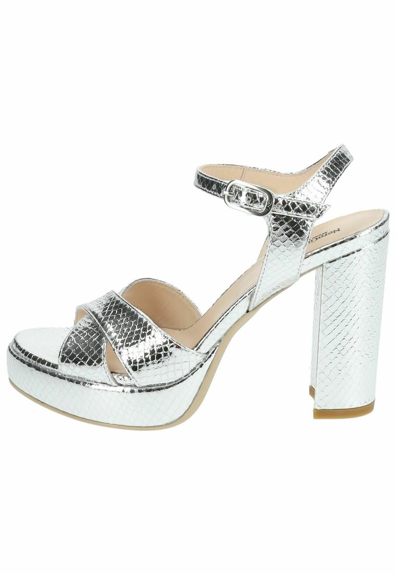 Sandale à talon plateforme en argent avec un imprimé serpent texturé. Dotée d'une bride réglable à la cheville et de larges brides croisées, intérieur lisse.