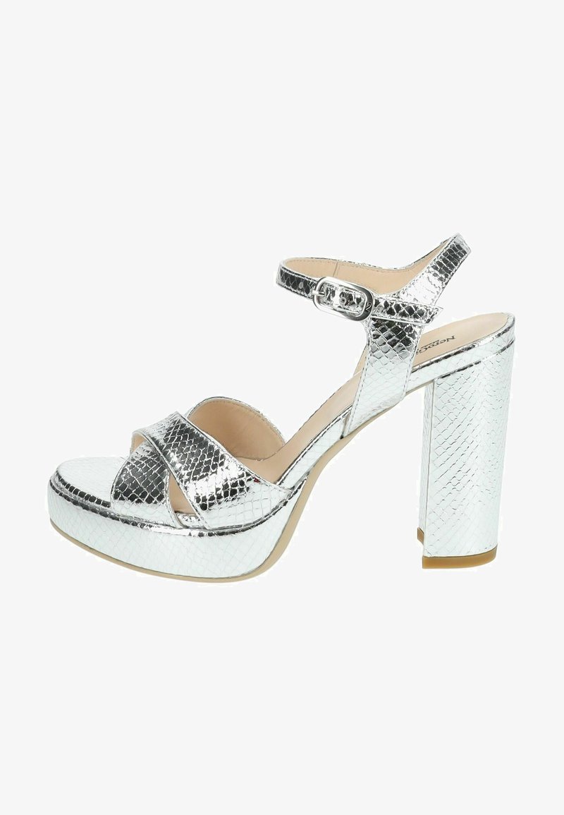 Sandale à talon plateforme en argent avec un imprimé serpent texturé. Dotée d'une bride réglable à la cheville et de larges brides croisées, intérieur lisse.