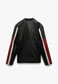 Schwarze Lederjacke mit weinroten und cremefarbenen Akzenten, die über gesteppte Schultern und seitliche Reißverschlüsse verfügt, mit glatter Textur und tailliertem Design.
