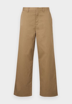 Καφέ παντελόνι με φαρδιά μπατζάκια, θηλιές για ζώνη και κλείσιμο με φερμουάρ μπροστά, εμφανίζεται σε λευκό φόντο.