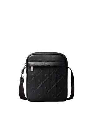 Sac bandoulière en cuir noir Calvin Klein avec motif logo en relief, fermeture éclair et bandoulière en tissu réglable.