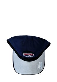Marineblaues Cap mit flachem Schirm und grauem Innenteil. Mit gesticktem "CANADIENS"-Logo und NHL-Logo-Aufnäher an der Seite.