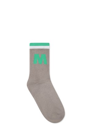 Calzino grigio con un logo "M" verde, texture a coste e un polsino a strisce bianche e verdi. Adatto per un abbigliamento casual.
