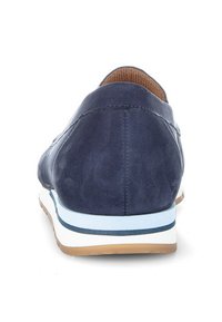 Navyblauwe suède schoen met een gladde afwerking, witte tussenzool, lichtblauwe streep en een tan interieur. Voorzien van een ronde neus en minimale stikseldetails.