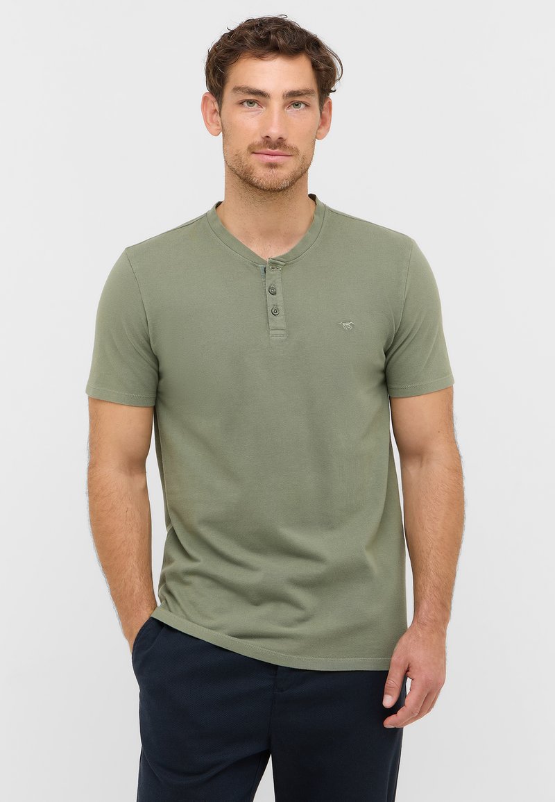 Oliven grøn kortærmet henley skjorte lavet af bomuld, med en tre-knaps lukning og et diskret logo på brystet.