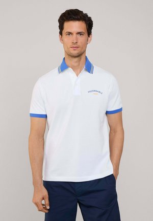 Polo bianco con colletto e dettagli blu sulle maniche, presenta un piccolo logo ricamato blu. Tessuto in cotone con una vestibilità classica e maniche corte.