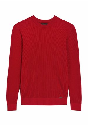 Czerwony, długi rękaw, sweter z okrągłym dekoltem o prążkowanej fakturze, z małą metalową metką marki przy dolnym brzegu.