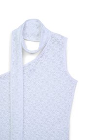 Top bianco in pizzo con design senza maniche e dettaglio di una sottile sciarpa. Il tessuto presenta un motivo floreale e una texture semi-trasparente.