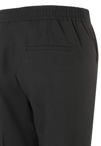 Schwarze Hosen mit einem elastischen Bund, glatter Textur, taillierter Passform und einer einzelnen Gesäßtasche. Der Stoff wirkt leicht und atmungsaktiv.