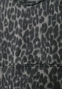 Leopardmönstrad tyg i nyanser av grått och svart, med en sydd söm och präglad märkning "SOFIE SCHNOOR" längst ner.