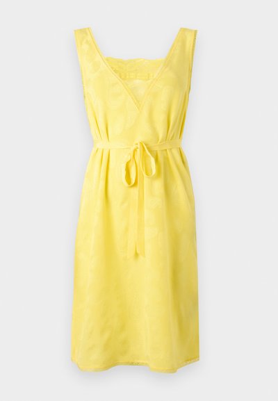 Κίτρινο αμάνικο φόρεμα μέχρι το γόνατο με V-λαιμόκοψη, διακριτικό παϊλέ μοτίβο και ζώνη που δένει στη μέση.