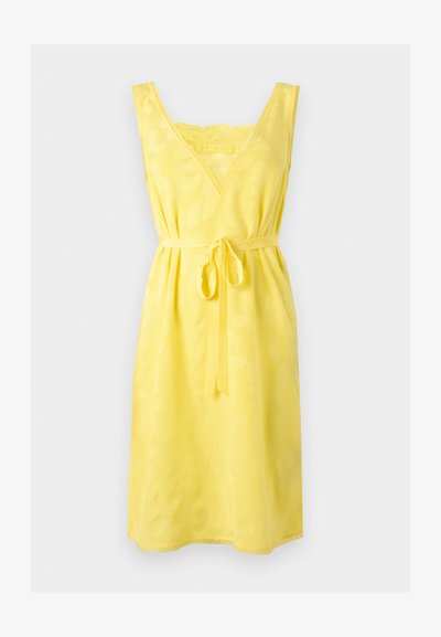 Κίτρινο αμάνικο φόρεμα μέχρι το γόνατο με V-λαιμόκοψη, διακριτικό παϊλέ μοτίβο και ζώνη που δένει στη μέση.