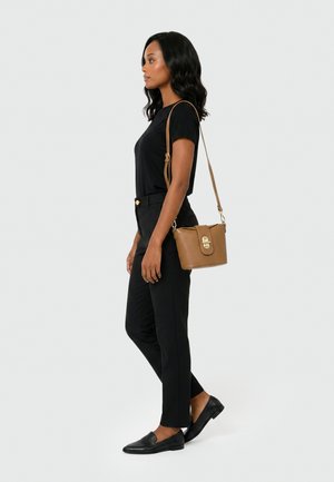 Harpa, CROSSBODY-TASCHE KHLOE - Cross body bag - spiced caramel