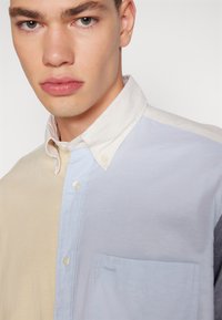 Tommy Hilfiger SOLID OXFORD BLOCKING SHIRT - Ing - yellow/multi