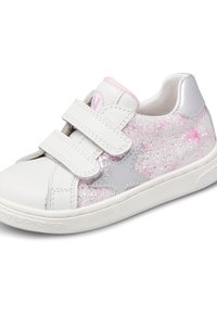 Białe i różowe, brokatowe trampki dla małego dziecka z srebrną gwiazdką, dwoma paskami na rzepy i białą podeszwą na białym tle.