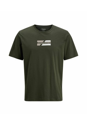 Olivno zeleno bombažno majico s krojnim ovratnikom, ki vsebuje pravokotno grafiko s tekstom "JACK & JONES" v beli in bež barvi.