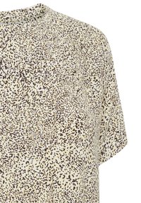Kortärmad topp i lätt tyg, med en krämfärgad bakgrund och ett brunt, abstrakt leopardmönster. Rund halsringning, avslappnad passform.