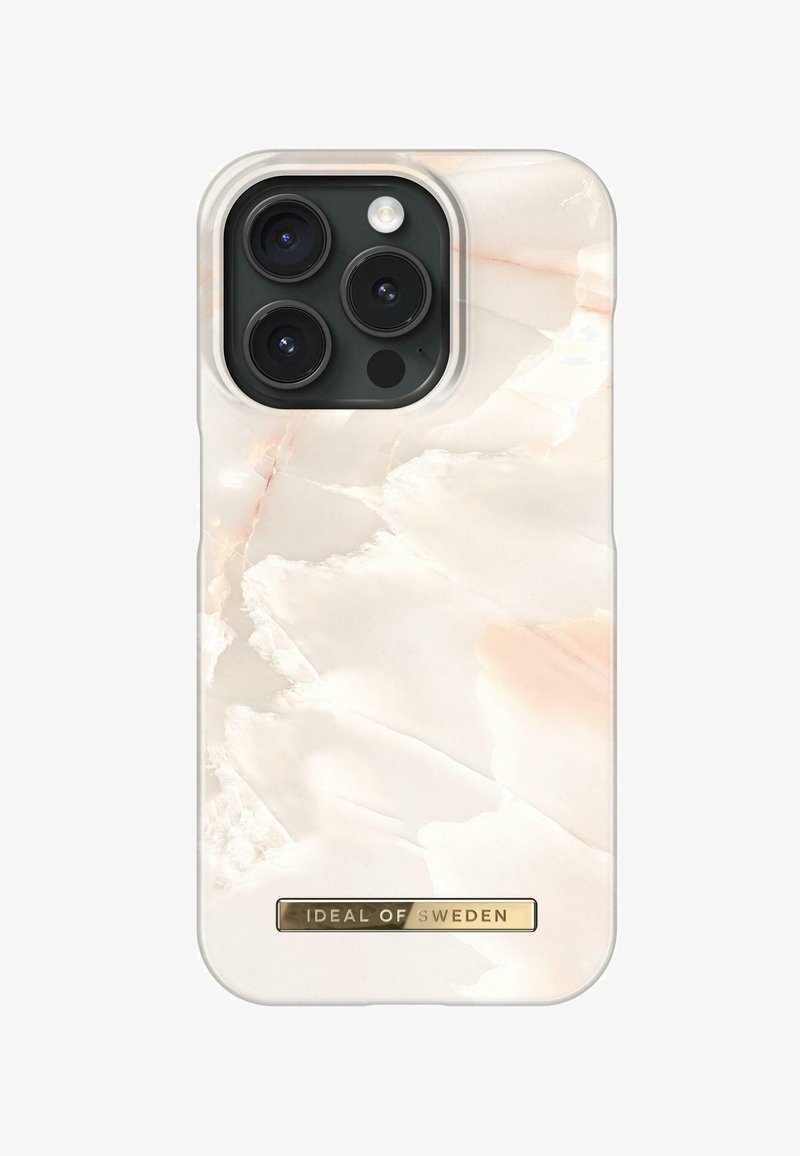 Husă pentru telefon cu un model marmorat translucid în nuanțe moi de bej și roz, având un eticheta de marcă aurie în partea de jos. Textură netedă.