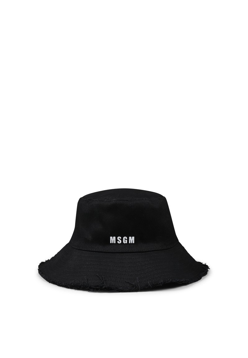 Cappello a secchiello nero realizzato in tessuto testurizzato, con un bordo sfilacciato e un prominente logo bianco "MSGM" sulla parte frontale.