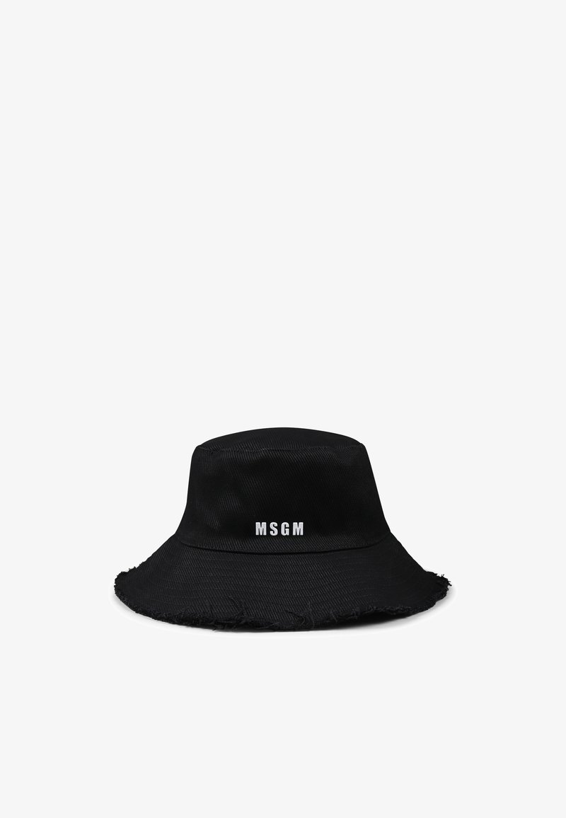 Cappello a secchiello nero realizzato in tessuto testurizzato, con un bordo sfilacciato e un prominente logo bianco "MSGM" sulla parte frontale.