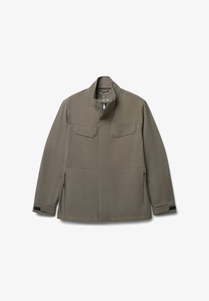 Giacca da uomo verde oliva con colletto rialzato, chiusura a zip e polsini in velcro, due tasche al petto con pattina e due tasche laterali con zip.