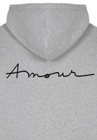 Felpa grigia con cappuccio, caratterizzata da una grande scritta ricamata in nero "Amour" sul retro. Tessuto testurizzato con un design classico a cappuccio.