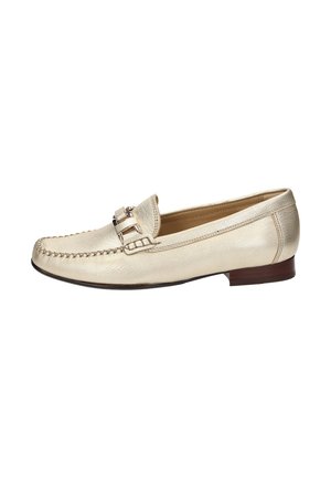 Loafers en cuir doré avec un bout cousu, un accent matériel décoratif et un petit talon marron. Texture lisse avec un design classique.