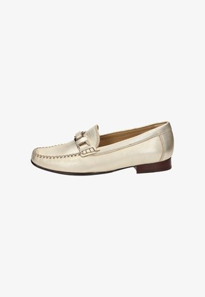 Loafers en cuir doré avec un bout cousu, un accent matériel décoratif et un petit talon marron. Texture lisse avec un design classique.