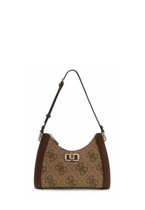 Bolso Guess marrón con patrón de monograma, emblema de logo dorado, correa ajustable para el hombro y cierre superior con cremallera.