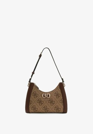 Bolso Guess marrón con patrón de monograma, emblema de logo dorado, correa ajustable para el hombro y cierre superior con cremallera.