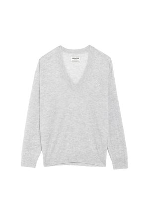 Maglione grigio chiaro a maniche lunghe con scollo a V, con un piccolo logo sul petto sinistro e un'etichetta all'interno della scollatura.