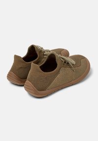 Baskets en maille marron avec semelles en caoutchouc et lacets beige, vues de dos et de côté sur fond blanc.