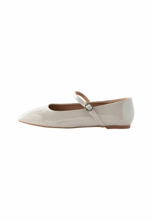 Patentoitu beige balettikengä, jossa on terävä kärki, kapea nauha jalkapöydän yli ja matala, tasainen korko. Silkkinen, kiiltävä pinta.