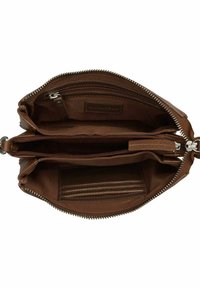 Portafoglio in pelle marrone aperto per mostrare molteplici scomparti con zip e slot per carte all'interno.