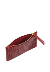 Borsetta intrecciata in pelle rossa con chiusura a zip, hardware dorato e interno in tessuto. Presenta un piccolo bottone in pelle per una facile apertura.