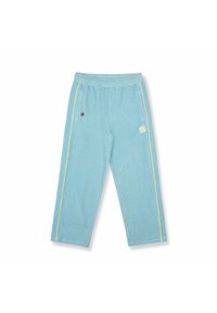 Hellblaue Jogginghosen mit elastischem Bund, seitlichen Reißverschlusstaschen und gelben Paspeln an den Beinen, die kleine weiße und schwarze Logos aufweisen.
